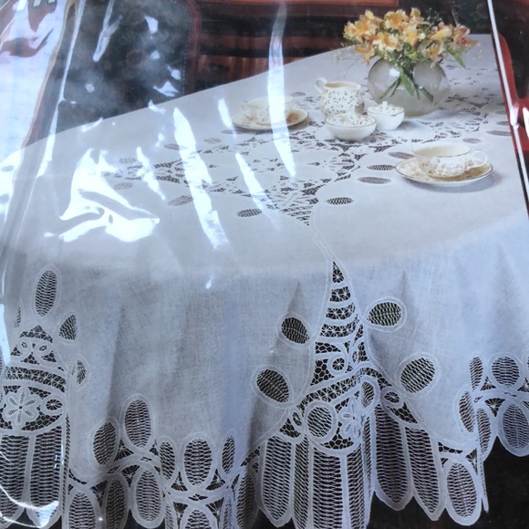 Batten lace 60”x90” oval 100% deluxe vinyl tablecloth wipe clean easy care - Picture 2 of 5